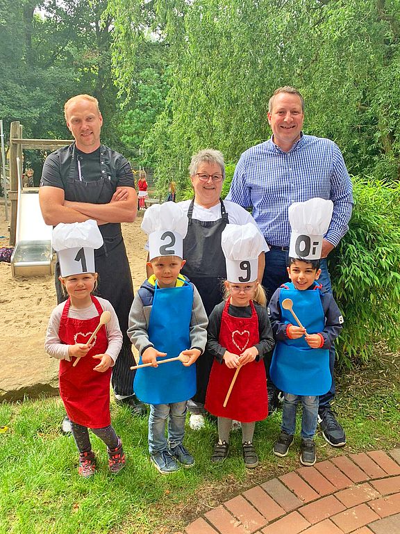 VKJ_2020_07_14_Spende_Jebabli-Hesels_Mittagessen_Gruppe.jpg