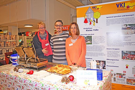 Mae_2020_01_28_WaffelstandBabymarkt_Gruppe.jpg